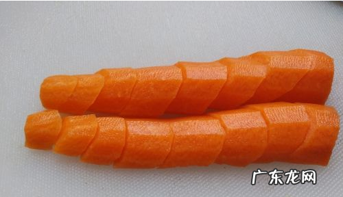 胡萝卜怎么切成菱形,胡萝卜切菱形片怎么切