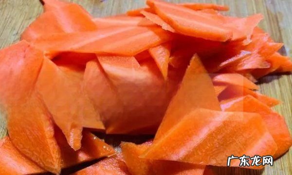 胡萝卜怎么切成菱形,胡萝卜切菱形片怎么切
