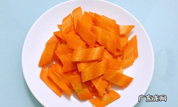 胡萝卜怎么切成菱形,胡萝卜切菱形片怎么切