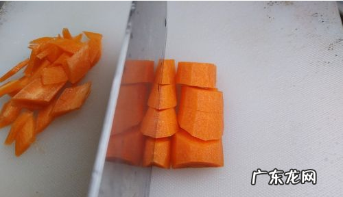 胡萝卜怎么切成菱形,胡萝卜切菱形片怎么切