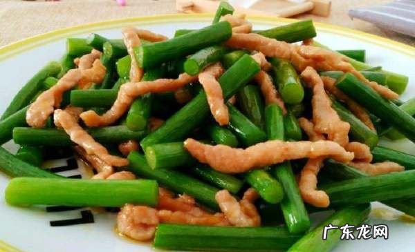 起锅烧油放葱姜蒜台词,在家如何炒一盘完美的蒜苔炒肉