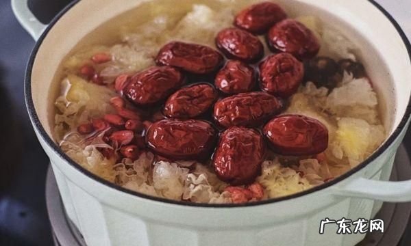 银耳红枣桂圆能在一起煮有什么功效,银耳桂圆红枣莲子汤的做法大全