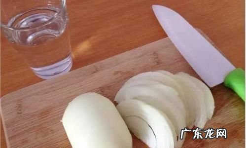 切洋葱不会流泪的方法,切洋葱不会流泪的方法