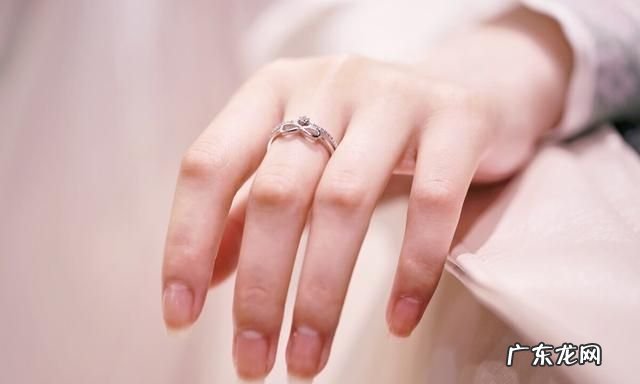 结婚戒指戴哪个手,结婚戒指一般戴哪个手指头