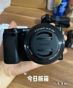 索尼a6000怎么充电,索尼相机充电口在哪里