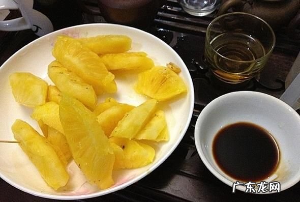 菠萝蘸酱油是不是更甜,菠萝蘸酱油