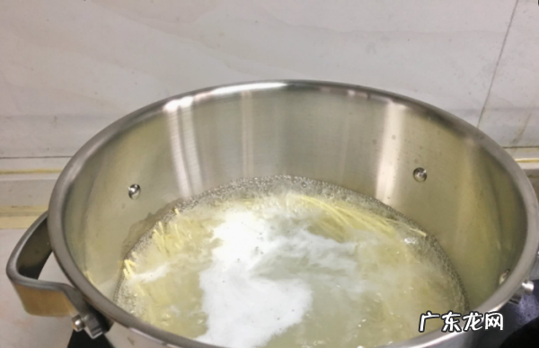信阳热干面的做法及配料,热干面碱面的具体做法面粉和碱的比例是多少