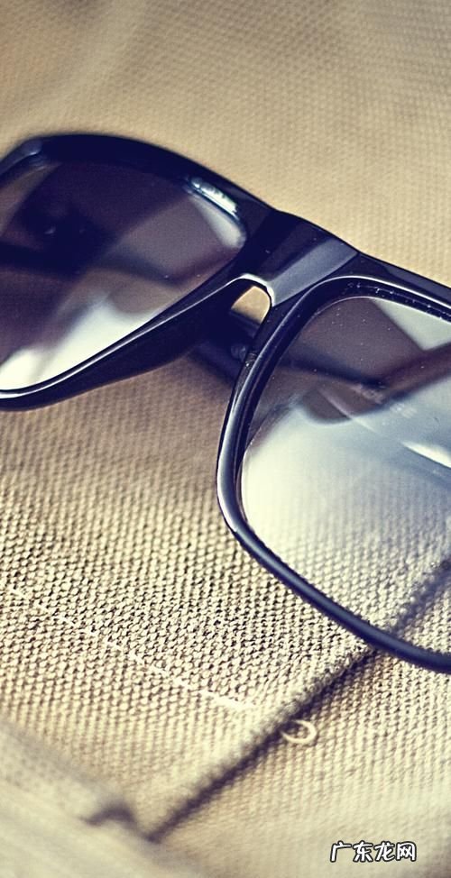 如何去掉眼镜反光,如何用PS去除相片中眼镜上的反光绿色具体步骤要通俗的_百度知 ...