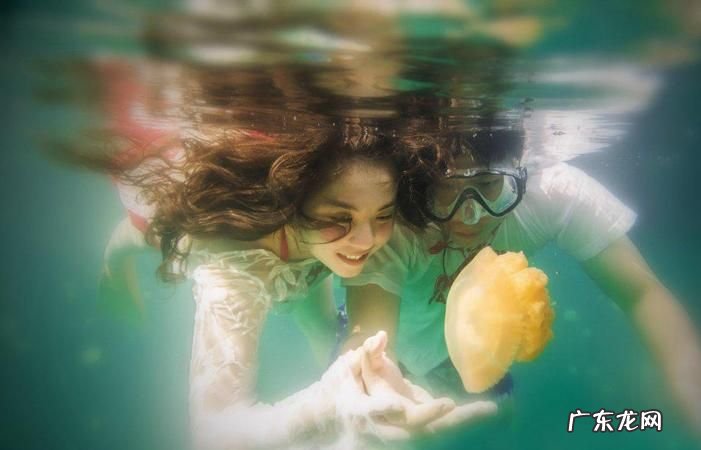 在水下可以睁开眼睛,人可以在水下睁眼睛