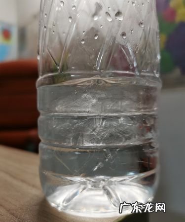 水变成冰质量会变,水结成冰后体积增加0冰化成水