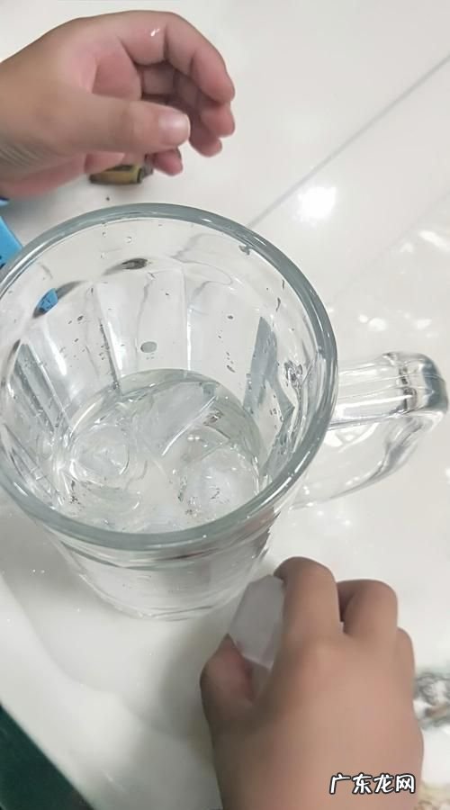 水变成冰质量会变,水结成冰后体积增加0冰化成水