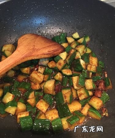 黄瓜丁怎么炒 快来试试这种炒法,肉炒黄瓜丁的家常做法