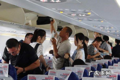 上飞机可以背一个包拎一个包,坐飞机可以提一个旅行包在背一个双肩包