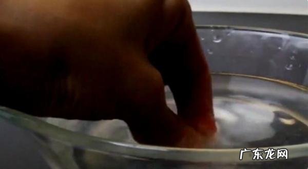 皮肤上的水泥怎么洗掉,皮肤被水泥腐蚀了怎么办