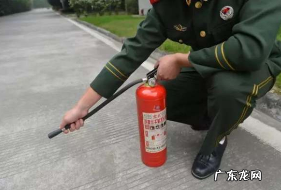 正确使用灭火器的步骤是什么,灭火器的使用步骤
