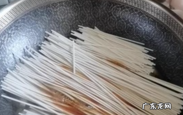 焖干面怎么做简单又好吃,怎样用干面条做焖面好吃