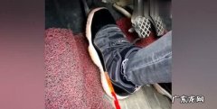 怎么样踩离合器又慢又稳,怎样踩离合器又慢又稳技巧
