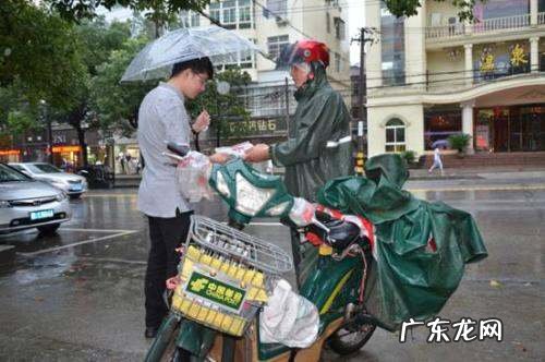 下雨天快递还运输,快递站点下雨天是不是不会派件的