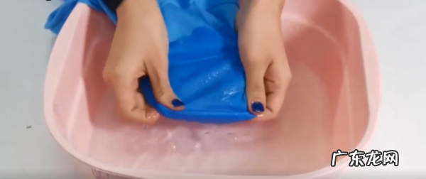 衣服上的玻璃胶怎么去除,衣服上有玻璃胶怎么洗掉