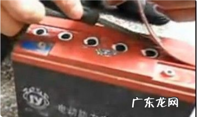 电瓶加水的正确步骤,电动车电瓶如何加水方法