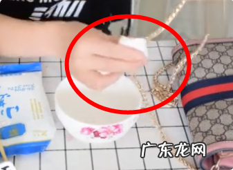 包包链子生锈怎么清洗,包包上的拉链生了绿色的锈迹.怎么清除