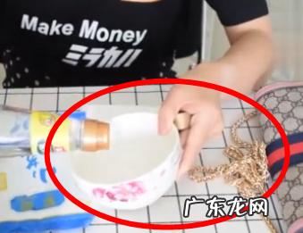 包包链子生锈怎么清洗,包包上的拉链生了绿色的锈迹.怎么清除