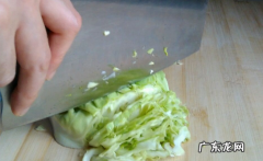 凉拌卷心菜做法,凉拌圆白菜的家常做法白菜的做法
