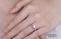 女人戴戒指戴左手还是右手,女人戴戒指戴左手还是右手招财