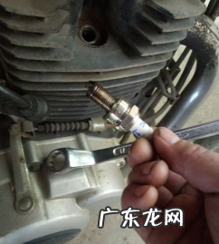 摩托车火花塞怎么拆,摩托车火花塞断了怎么取出来教学
