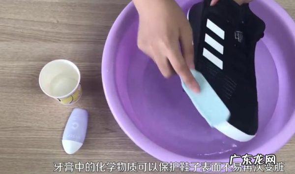 刷鞋子的正确方法,有哪些刷鞋方法 刷鞋子的方法和窍门