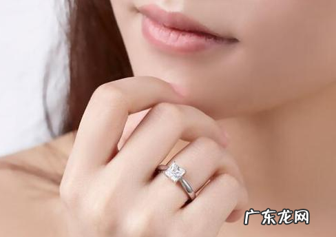 女结婚戒指戴左手还是右手,女士结婚戒指应该戴在哪一只手指