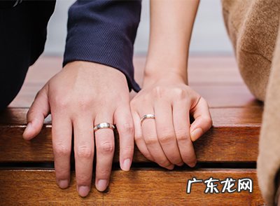 女结婚戒指戴左手还是右手,女士结婚戒指应该戴在哪一只手指