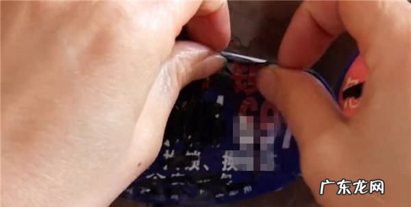 怎么样去掉门上的广告贴纸,用什么方法可以去掉防盗门上粘贴的小广告