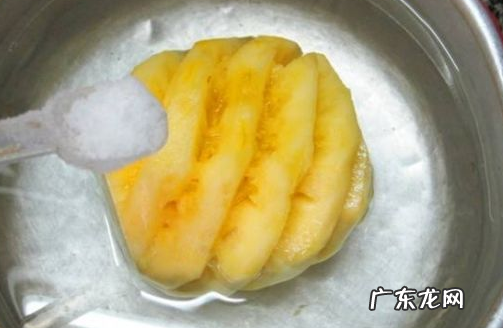 为什么吃菠萝要用盐水泡一下,吃菠萝为什么要用盐水泡一下子