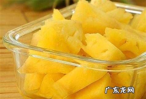 为什么吃菠萝要用盐水泡一下,吃菠萝为什么要用盐水泡一下子