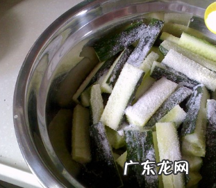 老黄瓜冻上冬天可以吃,老黄瓜可以冻着吃