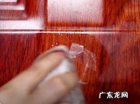 如何清理家具上的胶印,家具上的胶带印怎么去除 不伤油漆
