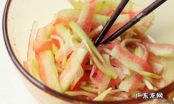 西瓜皮怎么做好吃又简单,西瓜皮怎么样做菜才能好吃