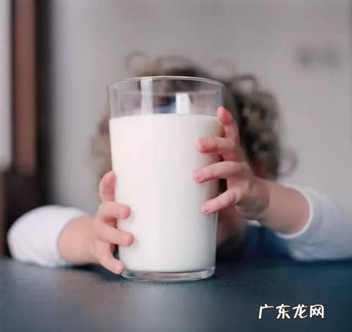 睡前多久喝牛奶,睡前多久喝牛奶才有助睡眠的效果大人