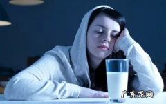睡前多久喝牛奶,睡前多久喝牛奶才有助睡眠的效果大人