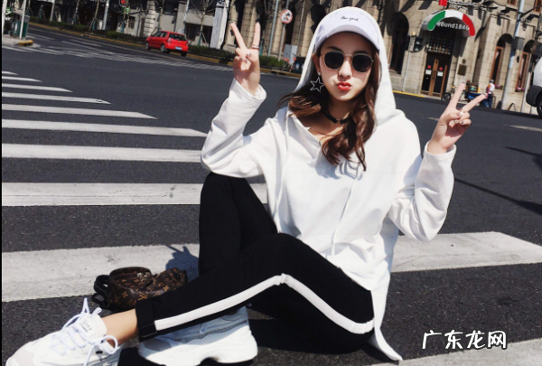 女学生卫衣穿搭技巧,女生卫衣怎么搭配好看