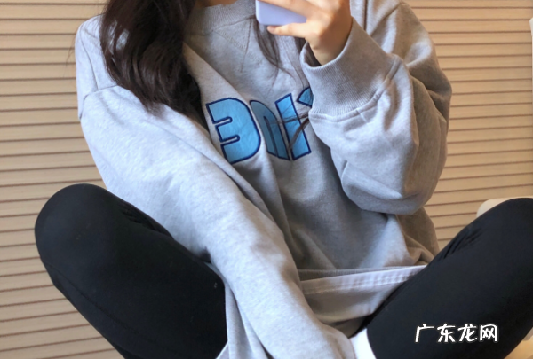 女学生卫衣穿搭技巧,女生卫衣怎么搭配好看