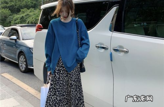 女学生卫衣穿搭技巧,女生卫衣怎么搭配好看