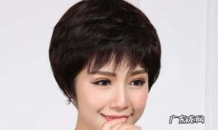 胶沾假发出汗会掉,假发自带粘性
