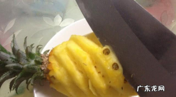 菠萝不削皮怎么样吃,每次买来菠萝都不会削怎么办