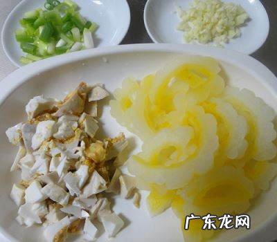 苦瓜焯水要几分钟,苦瓜炒鸡蛋苦瓜焯水几分钟