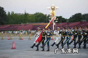 天安门升旗几点,天安城门广场升国旗时间是几点