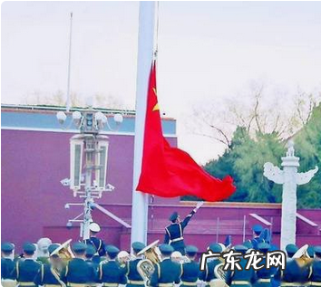 天安门升旗几点,天安城门广场升国旗时间是几点