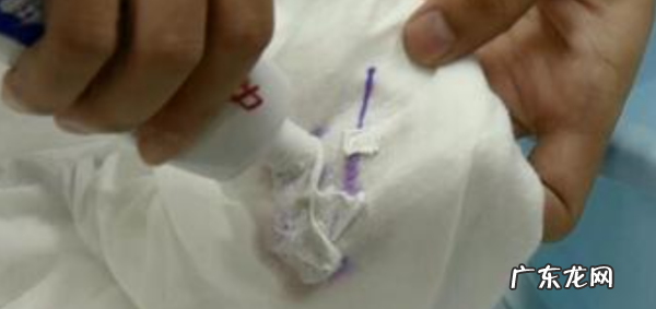 果汁到衣服上怎么洗掉,白衣服上的果汁污渍怎么去除