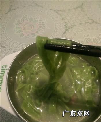 菠菜汁染色衣服怎么染,焯菠菜水能染黑衣服